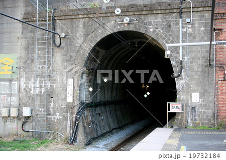 トンネルに挟まれ先頭車両の扉が開かない田浦駅を訪れて トンネルに挟まれ先頭車両の扉が開かない田浦駅を訪れて 19732184