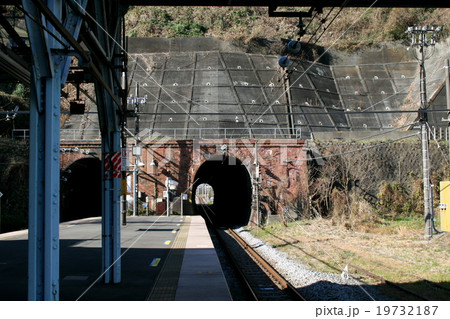 トンネルに挟まれ先頭車両の扉が開かない田浦駅を訪れて 19732187