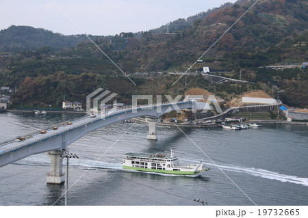 橋桁が架かった九島大橋の下をくぐる九島フェリー。九島大橋の開通とともに定期航路は終了する。 橋桁が架かった九島大橋の下をくぐる九島フェリー。九島大橋の開通とともに定期航路は終了する。 19732665