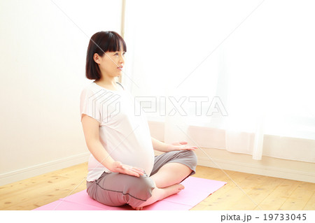 マタニティヨガをする妊婦さん マタニティヨガをする妊婦さん 19733045
