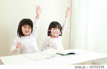 塾で手を上げる子供達 塾で手を上げる子供達 19733556