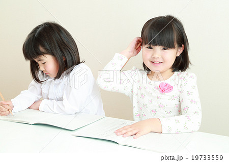 勉強をするこども 勉強をするこども 19733559