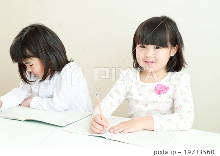 勉強をするこども 勉強をするこども 19733560