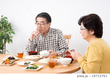 シニアの夫婦(食事) シニアの夫婦(食事) 19733761