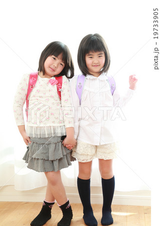 仲良し小学1年生女子2人の写真素材