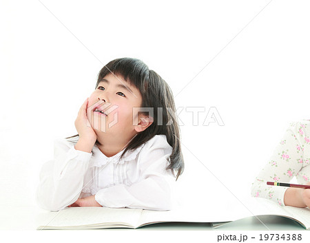 勉強をする6歳の子供の写真素材 19734388 Pixta
