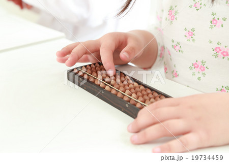 そろばんをする子どもの手元 19734459