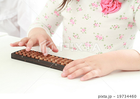 そろばんをする子どもの手元 19734460
