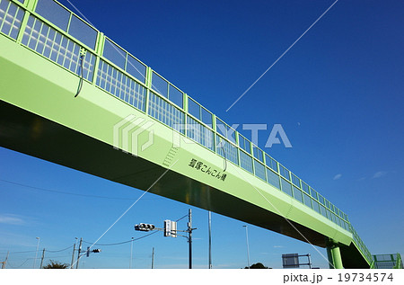新設された歩道橋と青空　狐塚こんこん橋 19734574