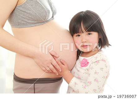 妊婦さんのお腹に顔をつける子供 妊婦さんのお腹に顔をつける子供 19736007