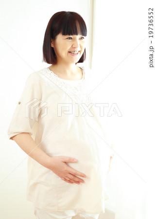 妊娠9日月の女性 19736552