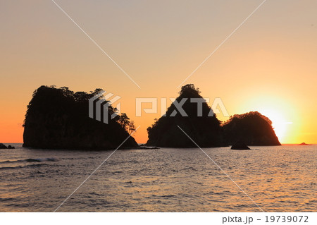 伊豆三四郎島の夕映え 19739072