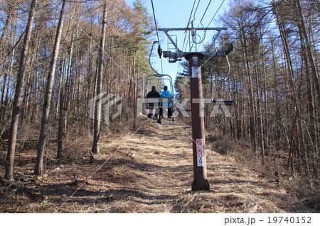 雪の見えない佐久スキーガーデンパラダのリフト 19740152