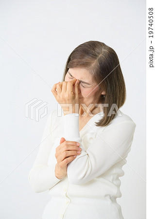 シニア女性　ネガティブ　イメージ　 19740508