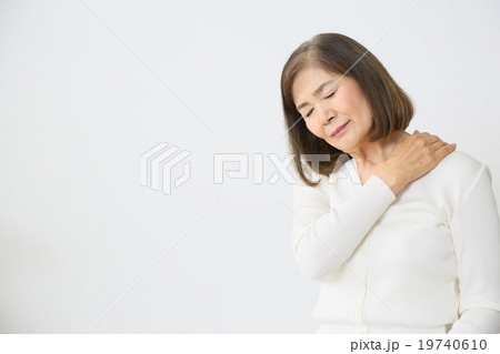 シニア女性　ネガティブ　イメージ　 19740610