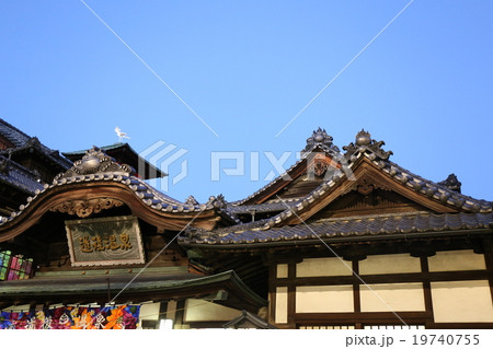 夕暮れの道後温泉本館 19740755