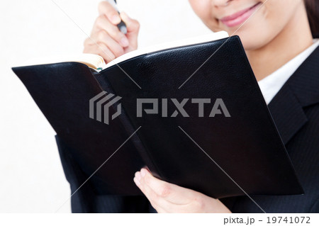 スケジュール帳　手帳　予定　ビジネスウーマン 19741072