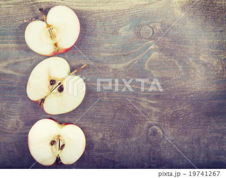 Apple slices on wooden board, rustic background. 19741267