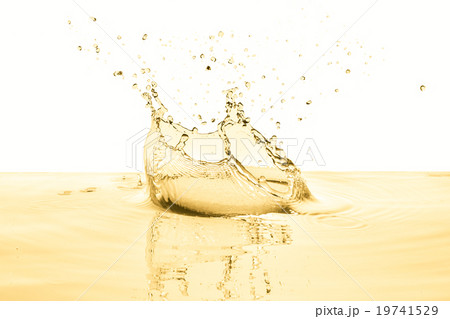 white wine splash 19741529