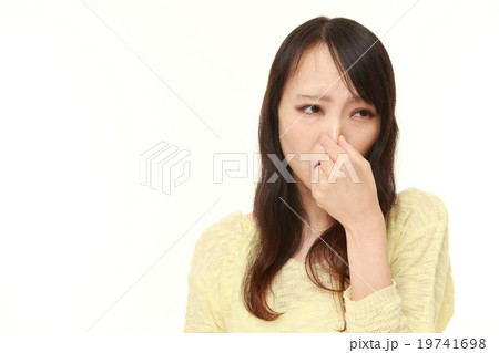 悪臭に辟易する女性 悪臭に辟易する女性 19741698