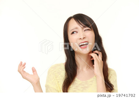激しい痒みに苦しむ女性 19741702