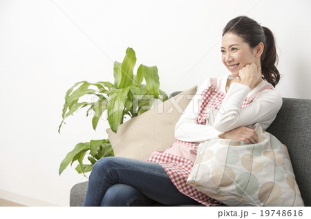 テレビを見る主婦 テレビを見る主婦 19748616