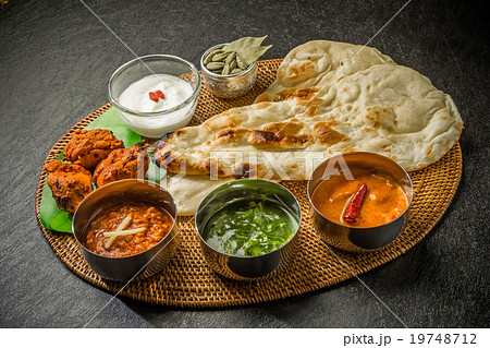 典型的なインドのカレーとナン Typical Indian curry set 典型的なインドのカレーとナン Typical Indian curry set 19748712