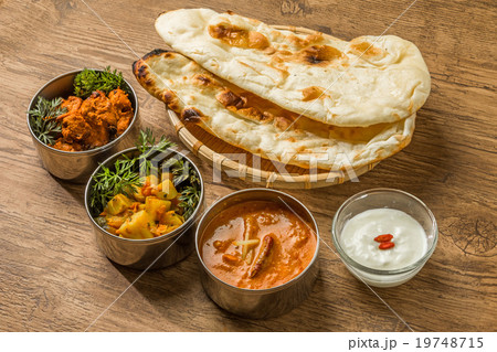 典型的なインドのカレーとナン Typical Indian curry set 19748715
