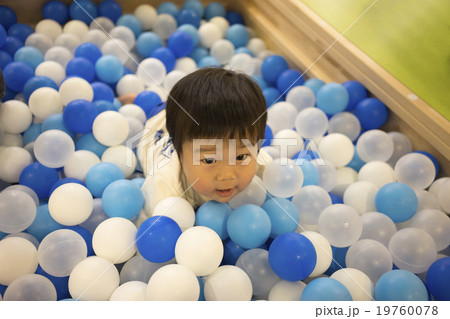 ボールプールで遊ぶ男の子 ボールプールで遊ぶ男の子 19760078