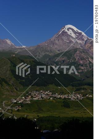 コーカサス三国 ジョージアのカズベキ山 縦 コーカサス三国 ジョージアのカズベキ山 縦 19760483