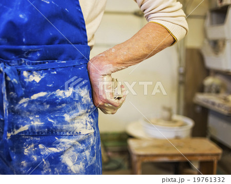 Female potter in studio 19761332
