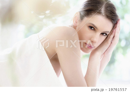 Portrait of beautiful woman in spa 19761557