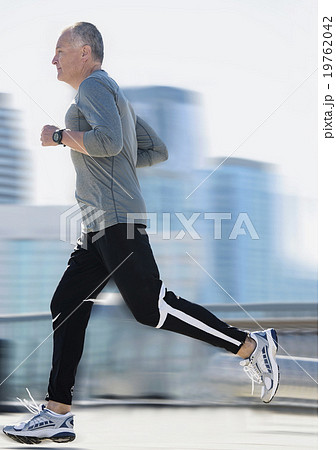 Man jogging in city 19762042