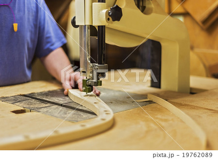 Carpenter working in workshop 19762089
