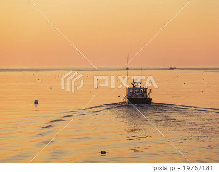 Boat on sea at sunrise Boat on sea at sunrise 19762181