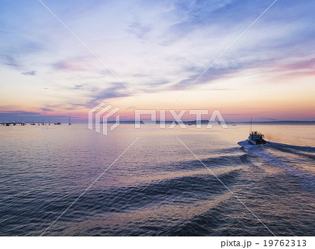 Fishing boat heading towards harbor Fishing boat heading towards harbor 19762313