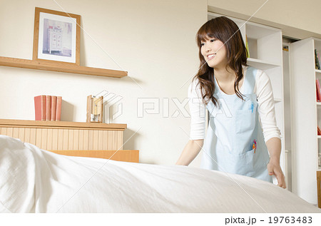 ベッドメイキングをする女性 ベッドメイキングをする女性 19763483