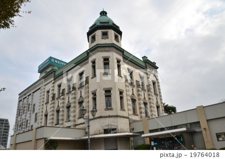 川越市の蔵造りの街の中に残る旧第八十五銀行、今も現役で使われている 19764018