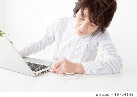 ノートパソコンとシニア女性 19764148