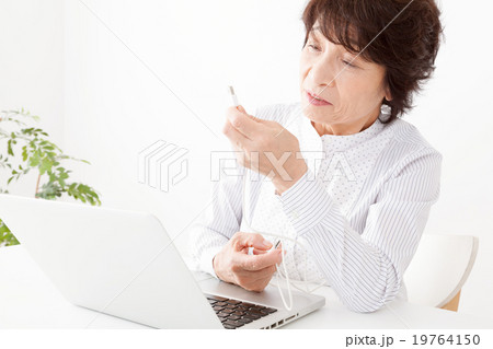 ノートパソコンとシニア女性 19764150