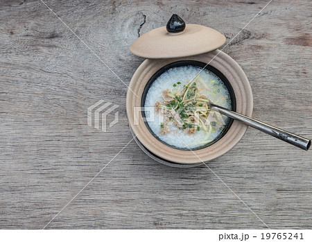 Soft-boiled rice in clay bowl with lid Soft-boiled rice in clay bowl with lid 19765241