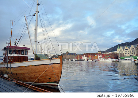 船着き場と世界遺産ブリッゲン倉庫群 Bryggen 北欧ノルウェーの写真素材
