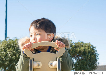 冬の公園で遊ぶ男の子 19767961