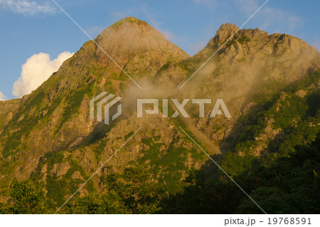 夕日を浴びる塩見岳。8月。 夕日を浴びる塩見岳。8月。 19768591