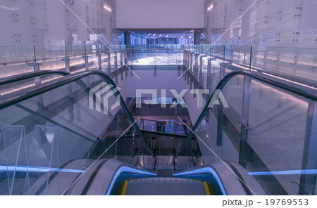 Shopping mall center escalator 19769553