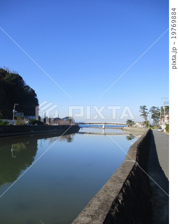 太平洋に向かう川 19769884