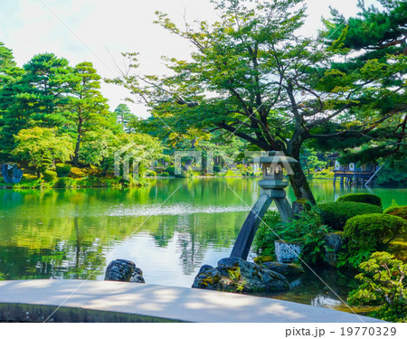 兼六園　霞ヶ池とことじ灯籠（石川県・金沢市） 19770329