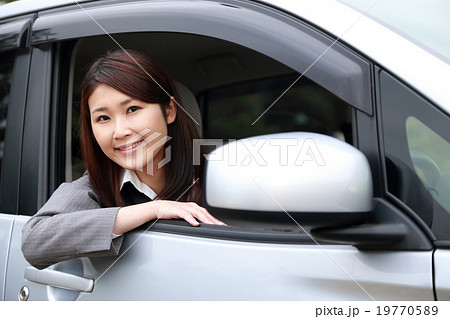 営業 運転免許 仕事 スーツ 車 女性 軽自動車 運転手 ビジネスウーマン ドライバー の写真素材