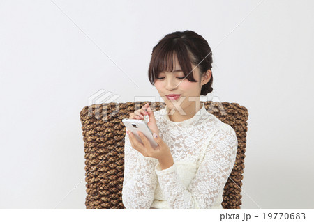 椅子に座る若い女性 椅子に座る若い女性 19770683