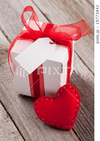 Valentines day heart and gift box 19773842